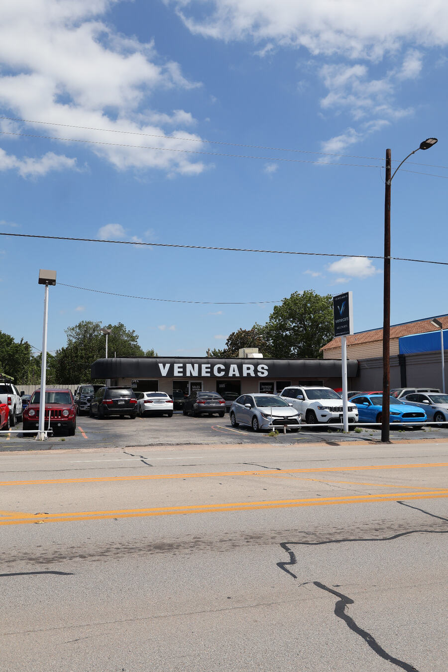 VeneCars dealership storefront in Arlington, Texas
